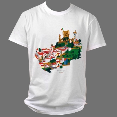T-shirt branca com mapa ilustrado de Bragança com casas e castelos coloridos