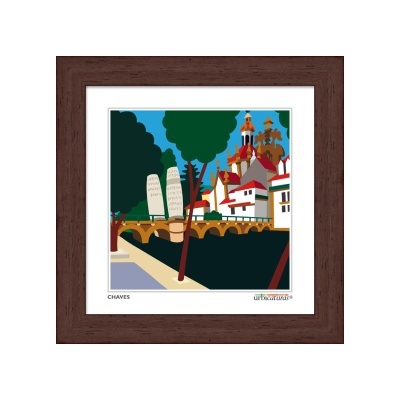 Ilustração de Chaves com edifícios e ponte junto a um rio, emoldurada