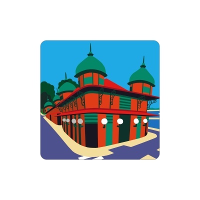 Ilustração colorida de edifício com cúpulas verdes e parede vermelha, em esquina de rua com passeio amarelo