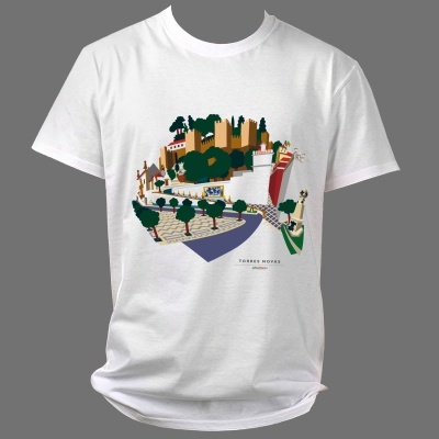 T-shirt branca com desenho colorido de paisagem urbana e texto 'TORRES NOVAS PORTUGAL'.