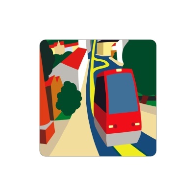 Elétrico vermelho e cinza em rua com casas coloridas e árvores verdes