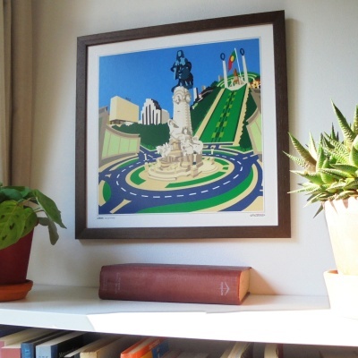 Quadro colorido de estátua em rotunda com estrada e bandeiras de Portugal, acima de estante com livro vermelho e plantas