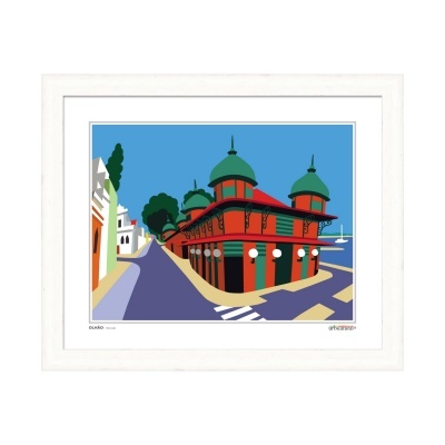 Ilustração colorida de edifício vermelho com cúpulas verdes em esquina urbana, emoldurada