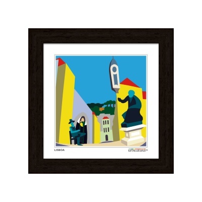 Gravura emoldurada com ilustração colorida de rua em Lisboa com estátuas e edifícios.
