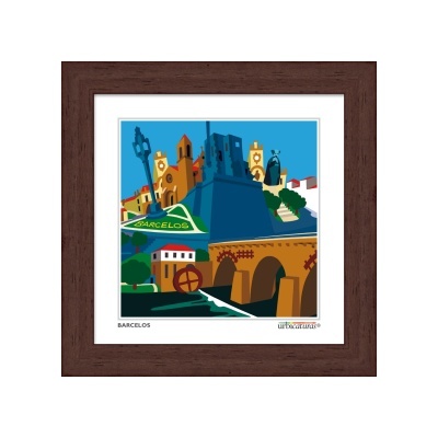 Gravura colorida de uma cidade portuguesa em moldura de madeira escura