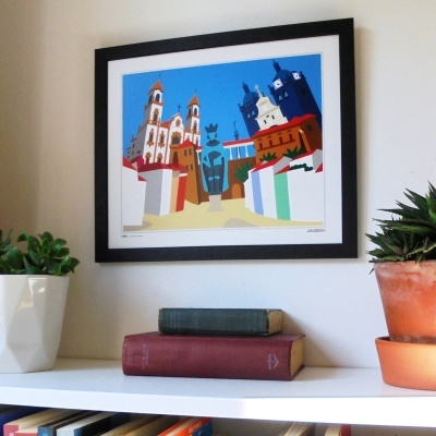 Gravura colorida em moldura preta com plantas em vasos e livros sobre estante branca