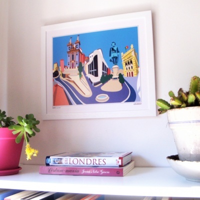 Quadro emoldurado com ilustração colorida sobre prateleira com plantas e livros