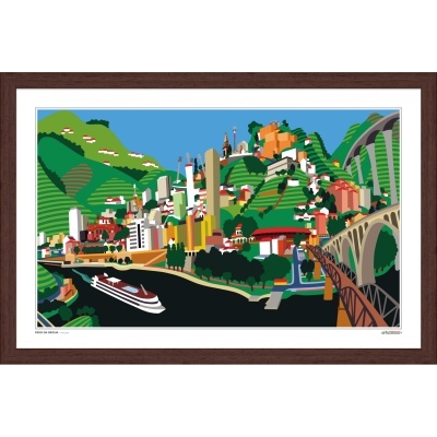 Ilustração colorida de cidade com rio, ponte, barco e colinas, emoldurada em madeira escura