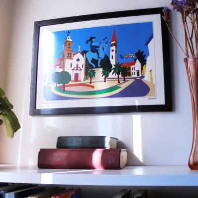 Quadro colorido de praça com estátua, dois livros e vaso com flores secas