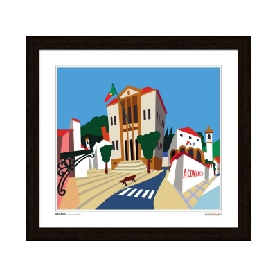 Ilustração de praça com edifícios, árvores e letreiro A COMARCA