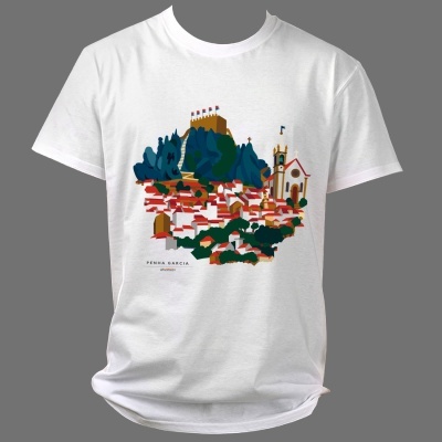 T-shirt branca com estampa de vila colorida e texto PENHA GARCIA