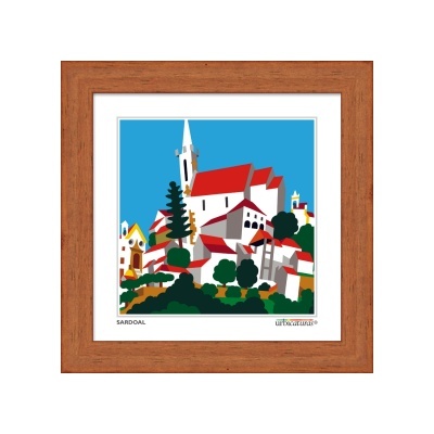 Ilustração colorida de vila com casas brancas, telhados vermelhos e torre de igreja em moldura de madeira