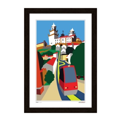 Imagem estilizada de elétrico vermelho numa rua inclinada com casas e árvore em moldura preta