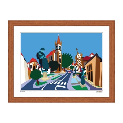 Ilustração colorida de rua com edifícios, árvores e estátuas, em moldura castanha