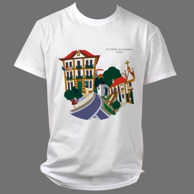 Camiseta branca com ilustração colorida de edifícios e árvores e texto OLIVEIRA DE AZEMÉIS