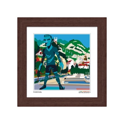 Ilustração colorida de jogador de futebol e paisagem urbana com montanhas e casas em moldura castanha