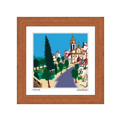 Quadro com moldura de madeira e ilustração colorida de rua com igreja e árvores.