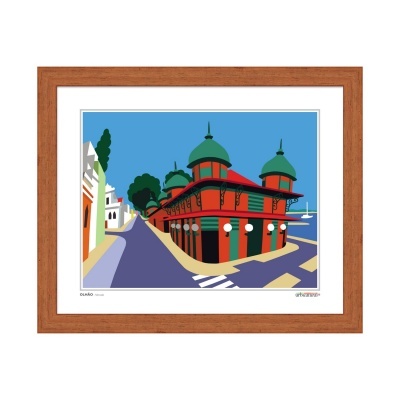 Poster artístico com edifício vermelho de cúpulas verdes em moldura de madeira