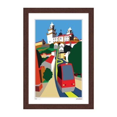 Ilustração colorida de um elétrico vermelho em rua inclinada com casas e igreja ao fundo