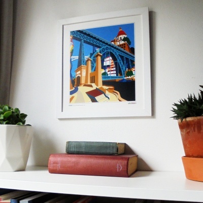 Moldura branca com ilustração de ponte azul; livros verde e vermelho numa prateleira; plantas em vasos