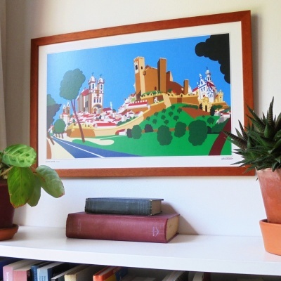 Quadro colorido de castelo e árvores na parede sobre prateleira com plantas e livros