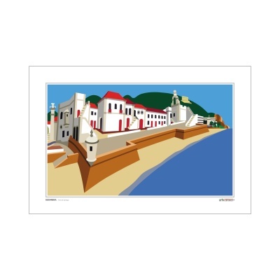 Ilustração digital de paisagem costeira com edifícios brancos, telhados vermelhos, muralha castanha, praia e mar azul.