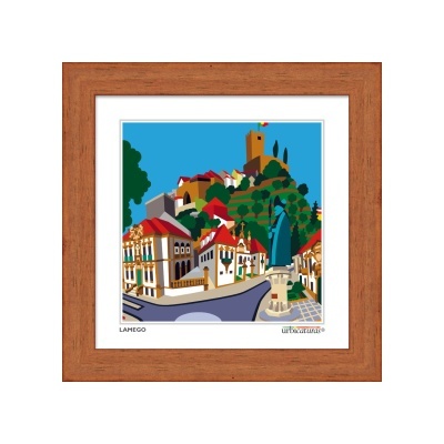 Quadro decorativo com ilustração colorida da cidade de Lamego numa moldura de madeira castanha