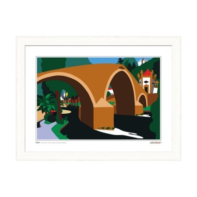 Ilustração colorida de uma ponte arqueada castanha com paisagem verde e edifícios ao fundo