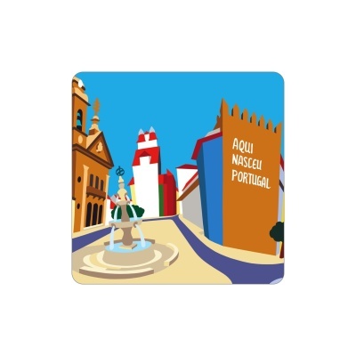 Ilustração de praça com fonte, edifícios coloridos, e parede com texto AQUI NASCEU PORTUGAL