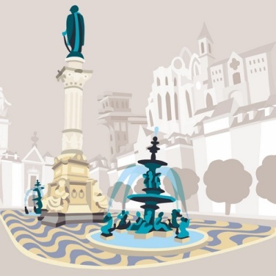 Praça com fonte azul e monumento com estátua em coluna alta em ambiente urbano histórico