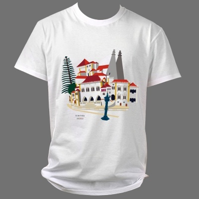 T-shirt branca com estampa colorida de paisagem urbana e texto Sintra Portugal