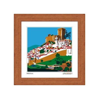 Quadro com imagem estilizada de Mértola e moldura de madeira castanha