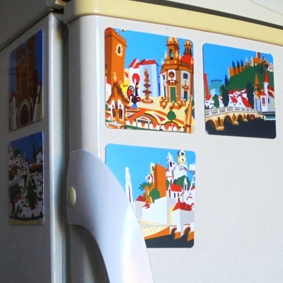 Autocolantes coloridos de paisagens e monumentos em superfície branca com pega branca