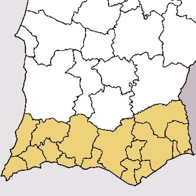 Mapa geográfico com região costeira destacada a amarelo