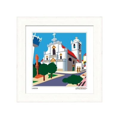 Ilustração de igreja branca e rua num quadro com moldura branca