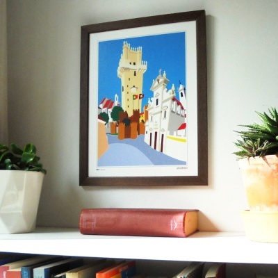 Ilustração colorida de edifícios históricos emoldurada numa parede, sobre uma prateleira com plantas e livro