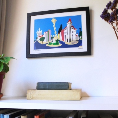 Quadro com ilustração de cidade FIGUEIRA DA FOZ numa parede branca acima de uma prateleira com livros e planta