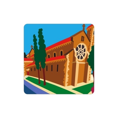 Ilustração de um edifício histórico castanho com janelas arqueadas e árvores verdes ao lado.