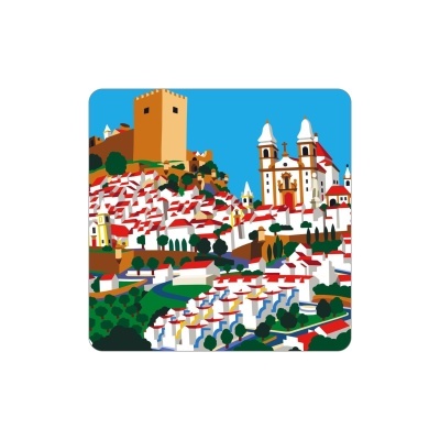 Ilustração colorida de cidade com casas brancas, igreja e castelo em colina