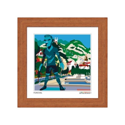 Gravura com moldura de madeira mostrando estátua azul de Cristiano Ronaldo em Funchal.