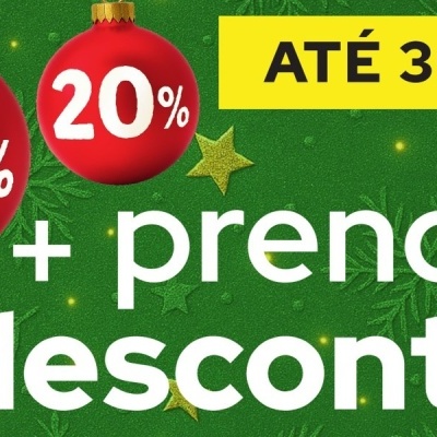 Bolas de Natal vermelhas com descontos 30% e 20% em fundo verde com texto promocional até 30 novembro