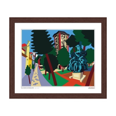 Ilustração colorida de rua com árvores, edifícios e escultura azul, em moldura castanha