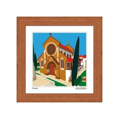 Obra de arte em moldura de madeira mostrando igreja amarela com céu azul