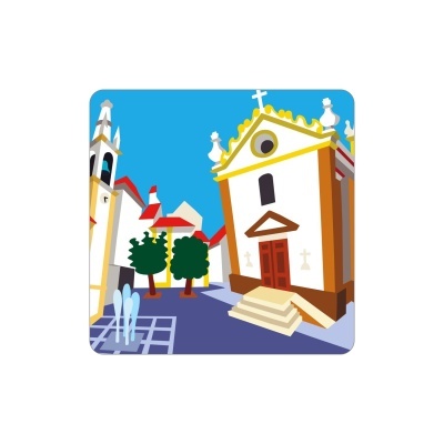 Praça com edifícios brancos e castanhos, igreja, árvores, fonte e céu azul