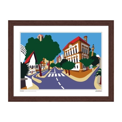 Gravura colorida de uma rua com edifícios e árvores em moldura de madeira castanho escuro