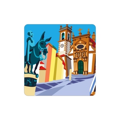 Praça urbana com monumento equestre e igreja com torre e sino