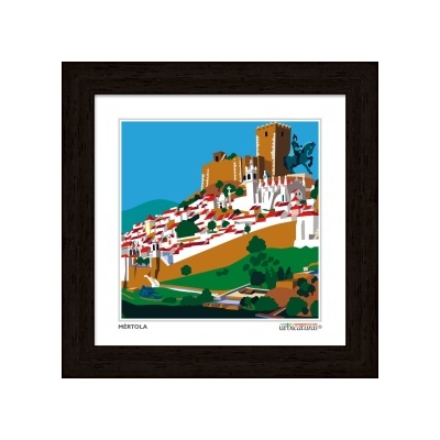 Ilustração colorida da vila de Mértola com casas brancas e castelo castanho emoldurada