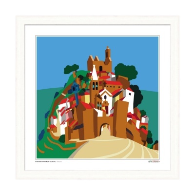 Imagem colorida de castelo com casas numa colina, moldura branca