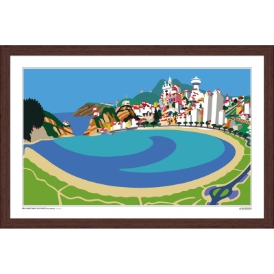 Gravura digital colorida de paisagem costeira com baía e casas e edifícios brancos e vermelhos em moldura de madeira