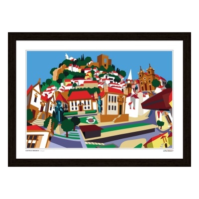 Ilustração colorida de uma aldeia numa colina dentro de um quadro com moldura castanha escura